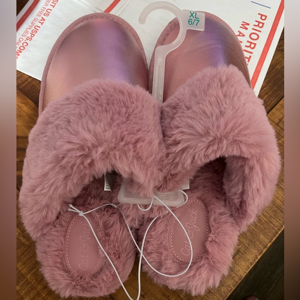 NWT Cat & Jack Super Soft Faux Fur Slippers in Metallic Pink - Size 6/7 (Kids)